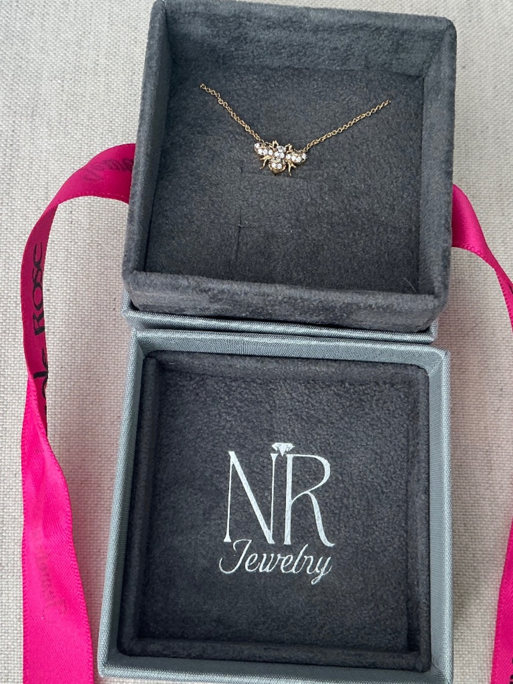NICOLE ROSE JEWELER 18K AND DIAMOND PETITE BEE NECKLACE